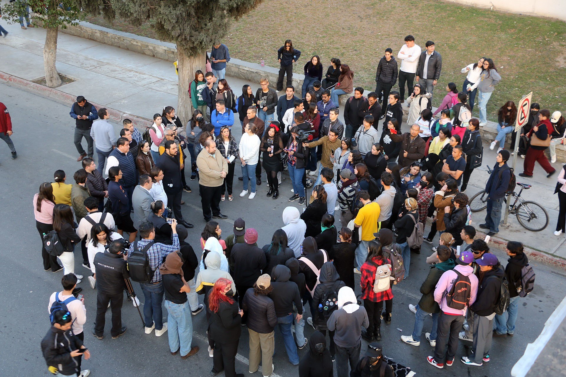 Autoridades de la UAdeC reciben pliego petitorio de estudiantes manifestantes