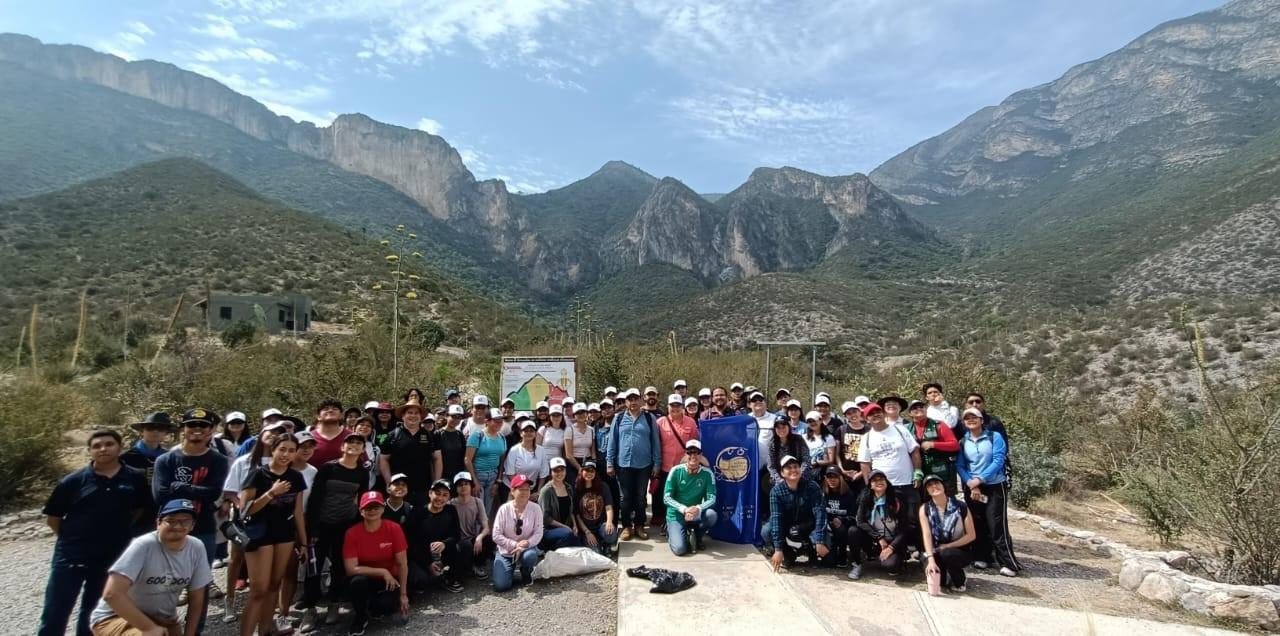 Contribuye UAdeC a la conservación del medio ambiente con la recolección de residuos en el Cañón de San Lorenzo