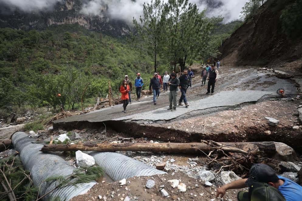 Se coordinan Gobierno del Estado y municipios de Arteaga y Santiago, NL, para despejar caminos afectados por la tormenta tropical Alberto